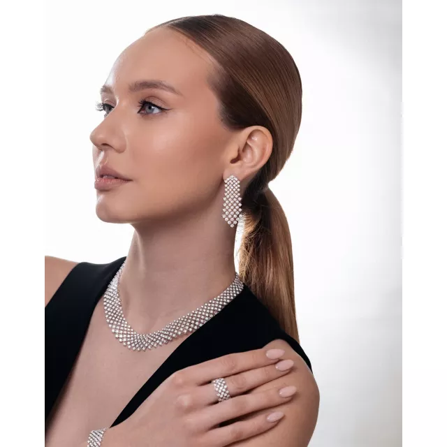 Увага до себе починається з деталей. Із дозволу — обирати найкраще. Відчути власні бажання: огортати себе світлом білого золота й найчистішим сяйвом, закарбованим у діамантах. Luca B зберігає ці стани в кожній прикрасі. Ми — фіксуємо кожен ваш обраний прояв на Великій Васильківській 2✨