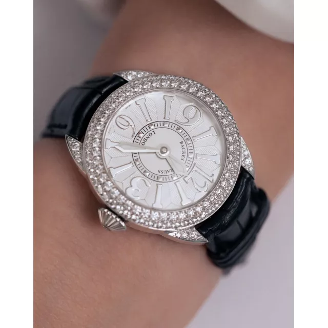 Миті, проведені в NOBLESSE, — завжди дорогоцінні. Вони закарбовані у 114 діамантах Piccadilly Backes & Strauss і в тонких стрілках, що фіксують найцінніше. Кожна секунда стає частиною вашої історії. Ми зберігаємо її — на Великій Васильківській 2