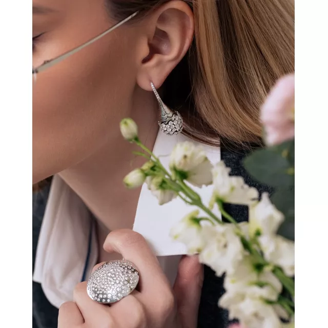 Дівчина NOBLESSE не натякає на квіти — вона розквітає сама. Коли її запʼястя, мов ніжними поцілунками, вкривають діаманти Crivelli, а шию обіймає кольє Damiani. Весна, що сяє по-італійськи — чекає вас на Великій Васильківський 2