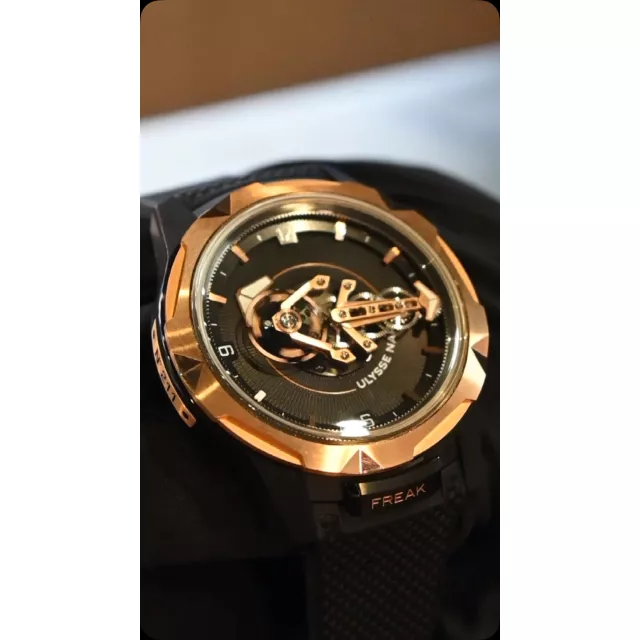 Без стрілок. Без циферблату. Без упереджень. Freak ONE від Ulysse Nardin — годинник, який переосмислює сенс часу. Карусель механізму обертається просто на зап’ясті, перетворюючи складну механіку на видовище. 90 годин запасу ходу. Нуль компромісів. Лише на Великій Васильківській 2