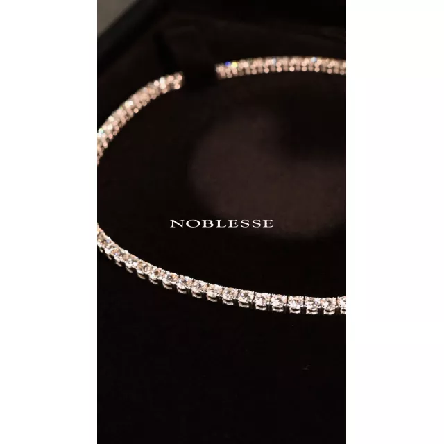 131 білий діамант зберігає в собі краплі дощу, під яким ми зустрілися вперше. У їхньому сяйві — іскристість київського льоду, шум водоспадів і тиха загадковість густого туману. Колекція Acqua від Valentina Callegher несе природну магію натуральних діамантів — чисту, живу, справжню. Ми бережемо її для вас — на Великій Васильківській 2✨