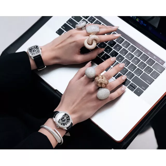 Мистецтво мультитаскингу дівчини NOBLESSE — у вмінні тримати баланс у всьому, крім прикрас Crivelli. Рожеве та біле золото, сотні діамантів — міксуйте або носіть соло. Щоразу по-іншому. Ми подбаємо про головне: щоб ваш весняний дресс-код звучав неповторно щодня — на Великій Васильківській 2✨