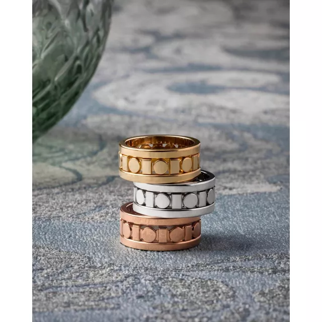 Цієї весни кожна дівчина NOBLESSE має прожити власну La Dolce Vita — як у кіно Федеріко Фелліні. Сяйво сотень діамантів Damiani Belle Époque, натхненних естетикою італійських кінозірок ХХ століття, перетворює вашу появу на справжню сцену. Графічні лінії Belle Époque Reel, мов ритм кіноплівки, фіксують погляди і миті свободи. Кожен кадр цієї весни — про вас. На Великій Васильківській 2