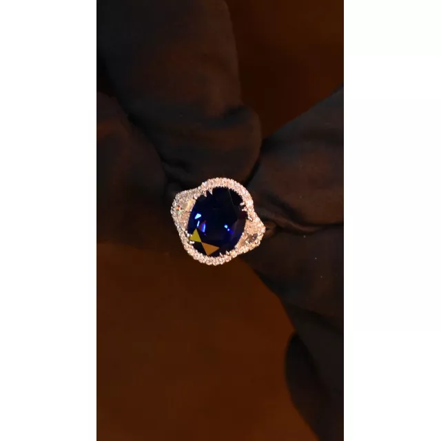 Crivelli Masterpiece зберігає таємницю нічних розмов, сяйво міріад зірок і казкові сни, від яких не хочеться прокидатися. А ще — те саме довгоочікуване «так», сказане без жодних вагань. Ми дбайливо бережемо ці миті для вас — на Великій Васильківській 2 