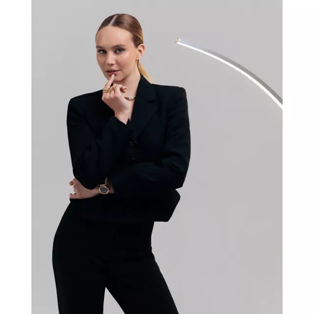 Наче за законами золотого перетину переплітаються прикраси Crivelli. У синергії діамантів і жовтого золота народжується характер дівчини NOBLESSE — він тихо нагадує: головна героїня цієї історії завжди ви. А ми тут, щоб підкреслити це сяйвом — на Великій Васильківській 2✨