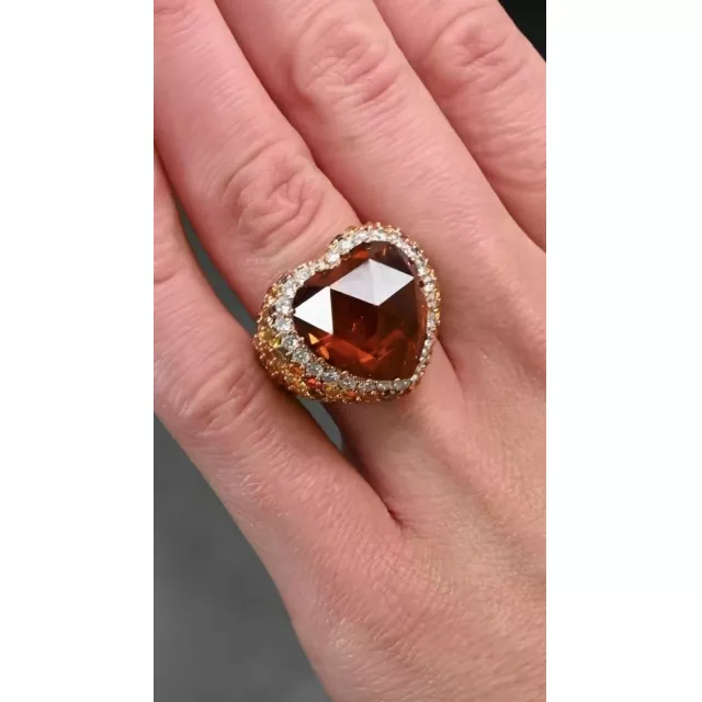«Я би віддала тобі своє серце, але воно вже належить Crivelli», — промовила дівчина NOBLESSE. Рожеве золото, топази і діаманти — історія, в яку закохуються з першого погляду й залишаються в ній назавжди. На Великій Васильківській 2