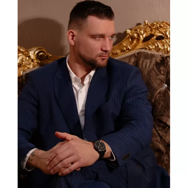 Ми переконані: час підкоряється людині лише тоді, коли ним керує чоловік NOBLESSE. Girard-Perregaux Neo Bridges у титановому корпусі відкриває архітектуру сили. 30 метрів водонепроникності — про спокій у будь-яких обставинах. Годинник для тих, хто формує час і створює власну реальність — на Великій Васильківській 2