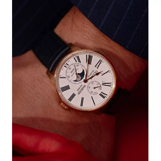 Ulysse Nardin Marine Torpilleur Moonphase — про чоловічу присутність без зайвих слів. Автопідзавод підтримує впевнений ритм руху, не потребуючи нагадувань. Індикація фаз Місяця та запасу ходу зчитує час інтуїтивно — без поспіху й компромісів. Час, що говорить про характер без слів — лише у NOBLESSE 