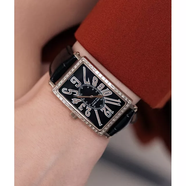 Набагато більше, ніж просто час. 79 діамантів чистого сяйва. До 30 метрів водонепроникності — для будь-яких сценаріїв вашої весни. В арсеналі — вічність годинника Much More від Roger Dubuis для втілення всіх ваших бажань. PS: авжеж, на Великій Васильківській 2✨