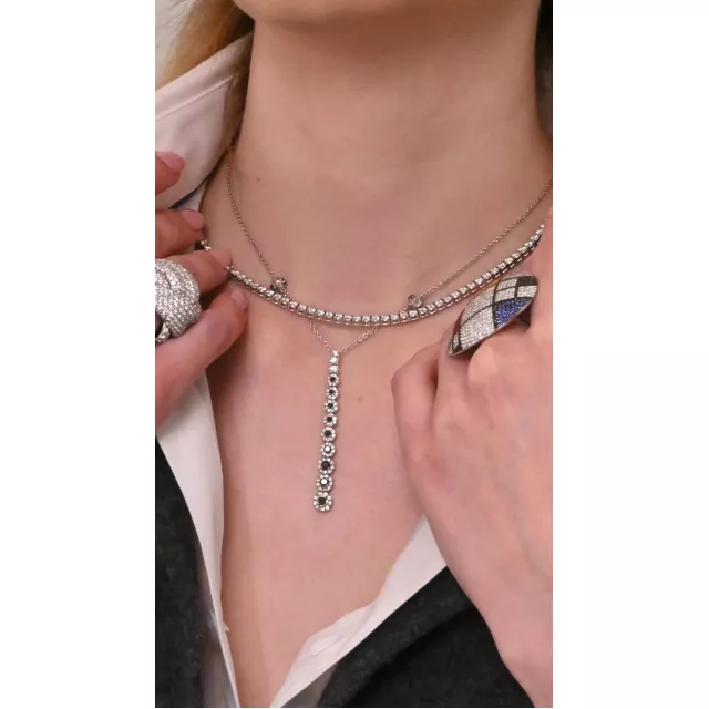 На дзвінках, нарадах і зустрічах, руйнуючи стереотипи та задаючи нові стандарти, дівчина NOBLESSE завжди сяє. У дуальному чорно-білому світі вона не обирає між чорними й білими діамантами Palmiero — вона дозволяє собі все. Адже її сила — у сяйві безмежних мрій. Втілювати їх — на Великій Васильківській 2✨