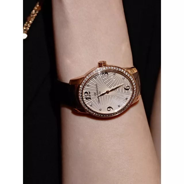 Весну першими відчувають ті, хто вміє сяяти зсередини. Cat’s Eye Majestic грає у світлі сотнями діамантів, а його витягнутий силует нагадує котячу зіницю — уважну й здатну впіймати найтонший рух часу. 46 годин безперервного ритму відраховують миті. Ви наповнюєте їх власним сяйвом — на Великій Васильківській 2