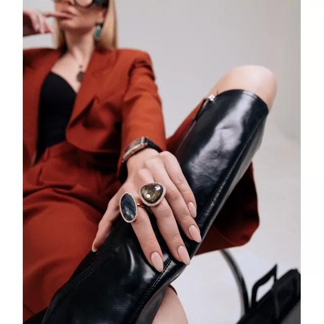 Hard skill дівчини NOBLESSE — майстерно грати на протилежностях. Холодна строгість сапфірів Crivelli зустрічає екзотичну глибину смарагдів Valentina Callegher — і в цьому палкому дуеті народжується характер: ваш, справжній. Ми тут, щоб відкривати його щодня — на Великій Васильківській 2♥️✨ #NOBLESSE #NoblesseKyiv #Crivelli #ValentinaCallegher