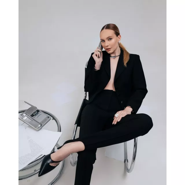 Контрасти — це мова, якою говорить характер. Білі та чорні діаманти Crivelli створюють ідеальний баланс, доповнюючи кожен образ і розставляючи точні акценти. Вічна класика, що оживає в деталях і щоразу набуває нових форм — на Великій Васильківській 2