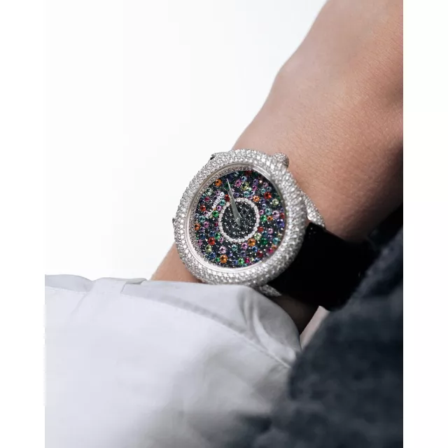 Коли час повільно наближається до тепла, ми впізнаємо його в найменших деталях. Воно живе в райдужному циферблаті Palmiero Time Big Oblo’, у холодному блиску діамантів і глибоких сапфірах, що зберігають кожну насичену мить цієї весни. Створений, щоб зберігати моменти вашого щастя — пережиті на Великій Васильківській 2