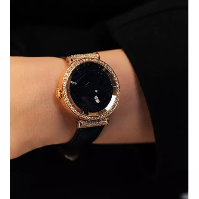 Опинитися всередині Всесвіту — і відчути, як він сповільнюється. Небесний авантюрин зберігає глибину, діаманти спалахують тисячами сузір’їв. 42 години — щоб відчути свободу. Вічність — щоб залишитися в ній назавжди. Пориньте у всесвіт Blu Galaxy — лише на Великій Васильківській 2 