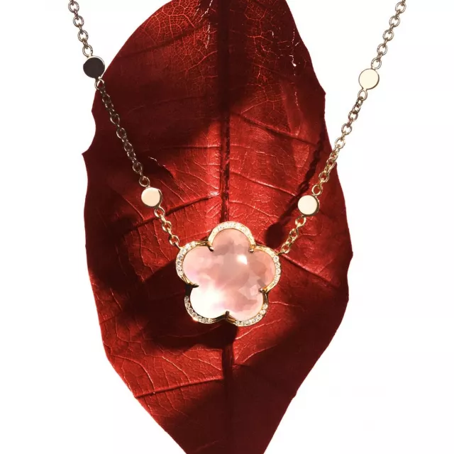 Згадайте свою першу зустріч з прикрасами Pasquale Bruni — як золоті квіткові доріжки торкалися тіла, як місячне каміння і сотні білих діамантів ловили світло та повертали його у сяйві ваших очей. Ми чекаємо на вас, щоб проживати цю мить знову й знову — на Великій Васильківській 2♥️ #NOBLESSE #NoblesseKyiv #PasqualeBruni