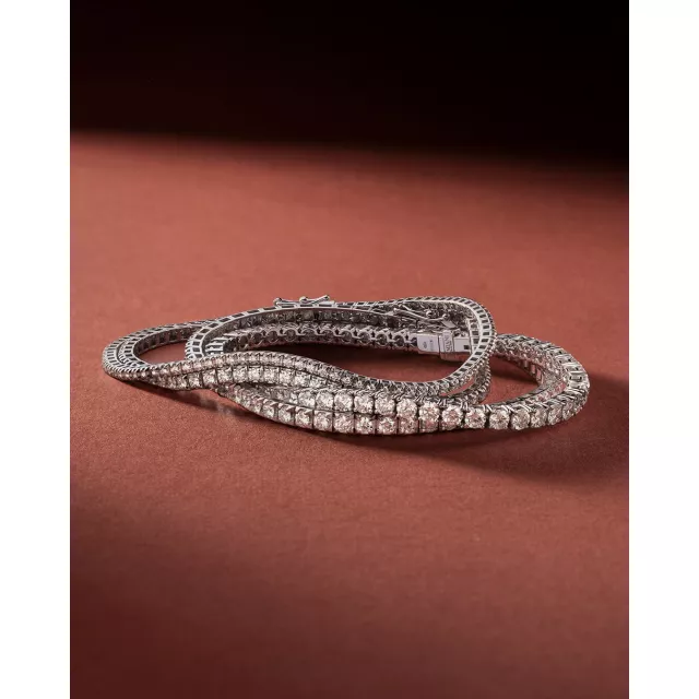 Попри будь-які погодні примхи дозвольте тендітній Mimosa від Damiani розквітнути на вашому тілі та зігріти душу сяйвом білого золота. Ніжність, що залишається з вами назавжди — разом із прикрасами NOBLESSE