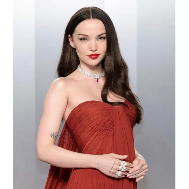 Spotted: у тисячах спалахів камер @dovecameron затьмарює їх сяйвом діамантів Pasquale Bruni на Vanity Fair Oscar Party. Від таємничих садів Giardini Segreti до витончених ліній білого золота Aleluia — у кожній прикрасі розкривається позачасова елегантність. Історії, народжені в сяйві, — представлені ексклюзивно в NOBLESSE✨