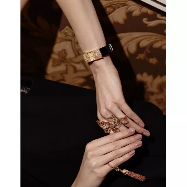 Дівчина NOBLESSE ніколи не пояснює себе повністю. Холодне золото і розсип діамантів Classic Aimay бережуть її таємниці — у вигинах корпусу і тиші між ударами годинникової стрілки. Лише один рух — і перламутровий циферблат відкриває час, що належить лише їй. Він чекає на неї — на Великій Васильківській 2