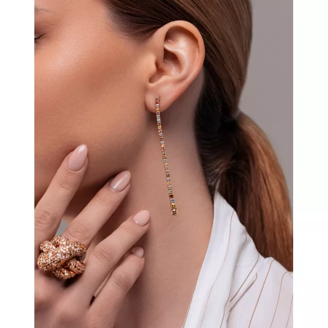 Три точки тяжіння для поглядів. Тепло рожевого золота, холодна іскра діамантів і ви — в прикрасах Crivelli. Ваша присутність говорить першою. Ми тут, щоб розкрити її — на Великій Васильківській 2