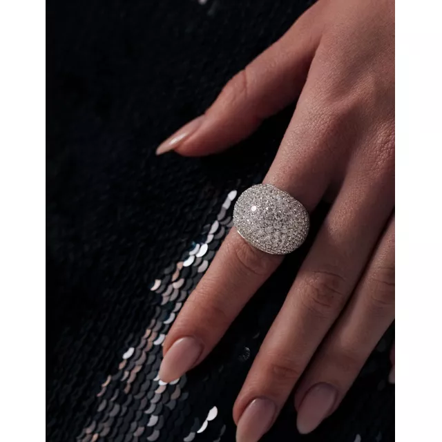 24 грами білого золота та 12 каратів діамантів Crivelli — вага, створена для тендітних рук дівчини NOBLESSE. Мов легкий дотик світла до шкіри, вона спалахує десятками діамантових відблисків. Найтонші акценти цієї весни сяють на Великій Васильківській 2✨