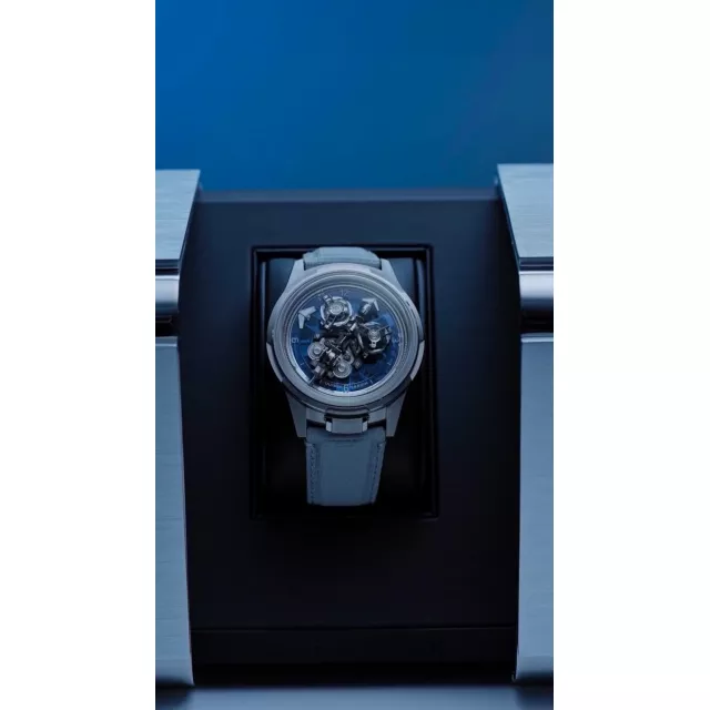 Наче космічний апарат, що прокладає маршрут крізь час, Ulysse Nardin відкриває новий вимір годинникового мистецтва. 511 деталей складаються в ідеальну гармонію руху. 10 кремнієвих компонентів б’ються в серці механізму. Тут немає стрілок — лише свобода від правил і сміливість дивитися за горизонт. 25 років інновацій, які змінили уявлення про час, привели Super Freak на Велику Васильківську 2